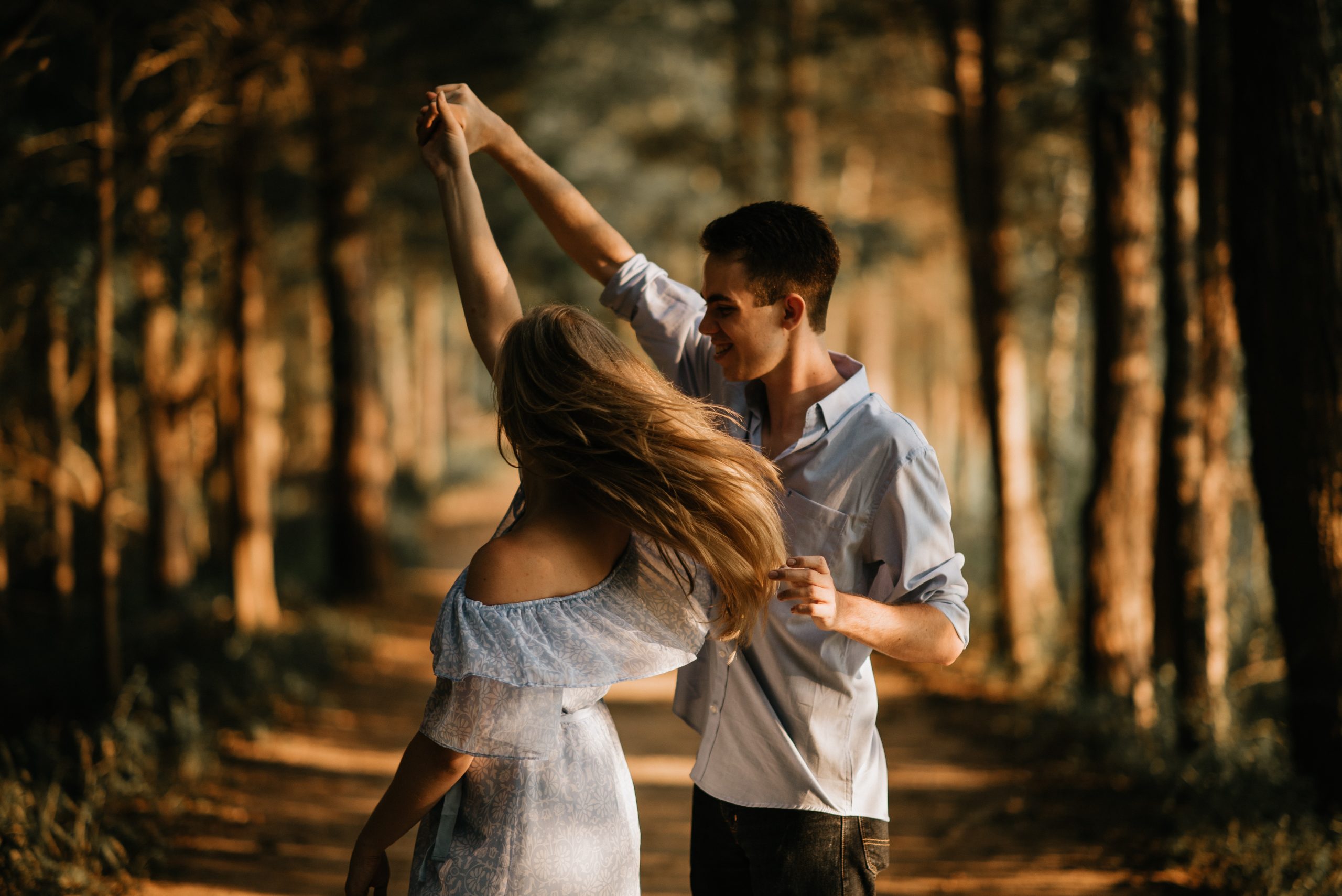 wallpaper Man and woman dancing at center of trees