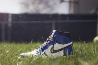 Wallpaper blue-and-white Air Jordan 1 shoes