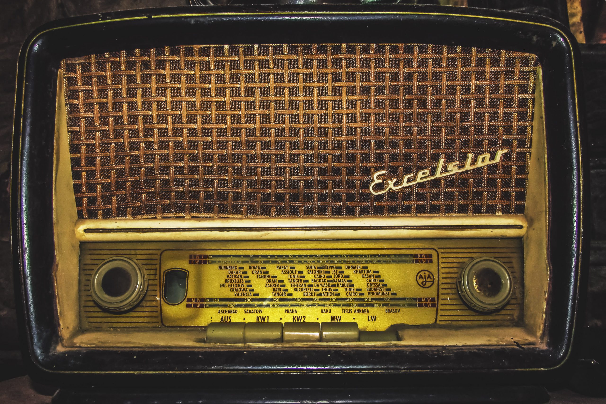 An old retro vintage radio, technology, music, retro Styled, old-fashioned wallpaper