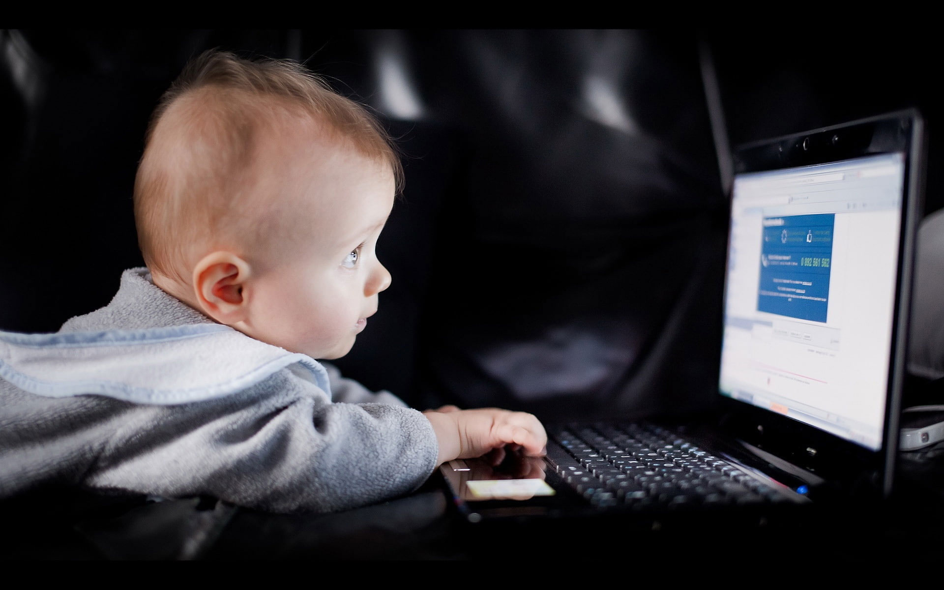 Cute Baby Boy Use Laptop Wallpaper, Black Laptop Computer - Wallpaperforu