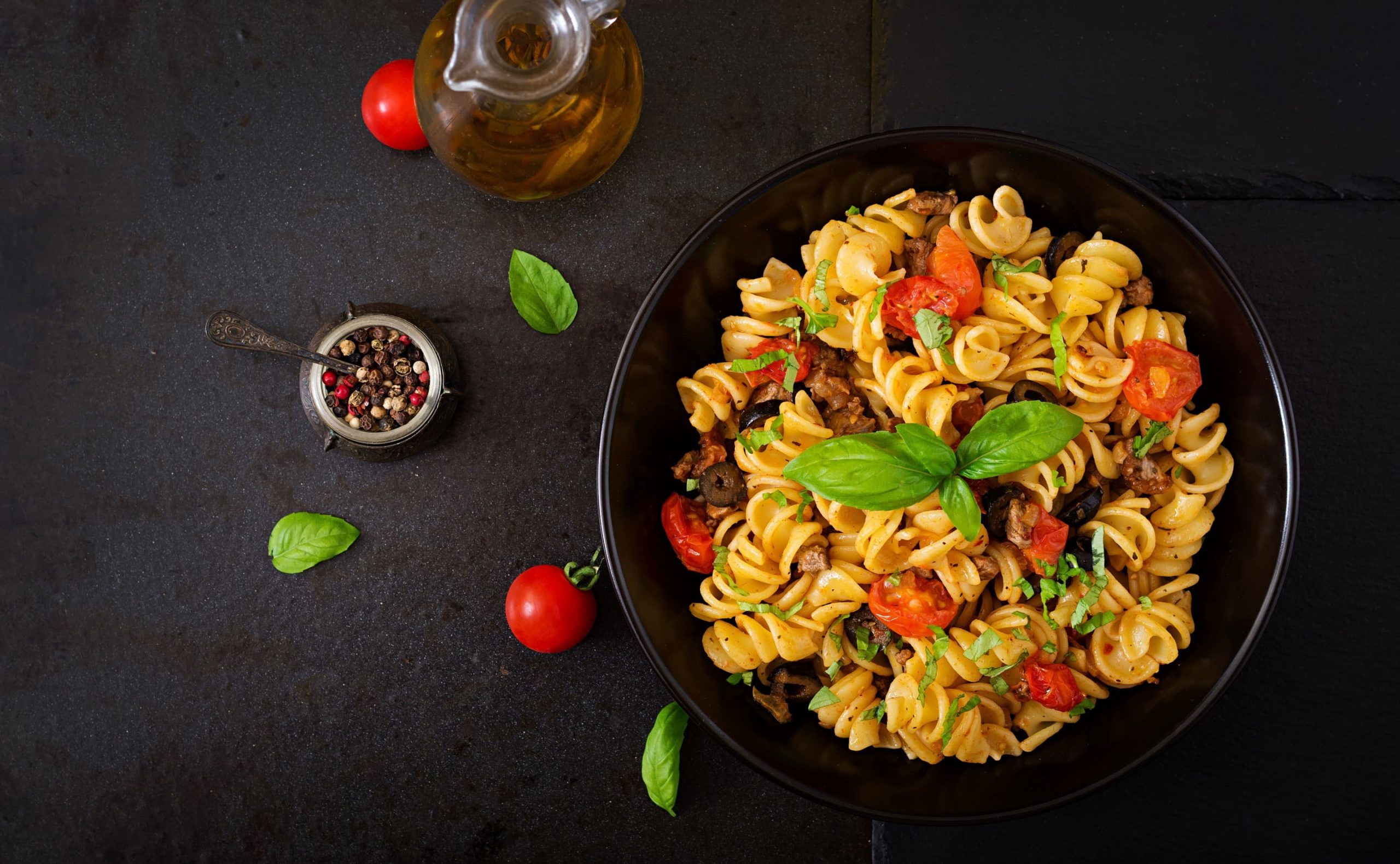 Food wallpaper, pasta, basil, olives, Pepper, tomatoes, food and drink