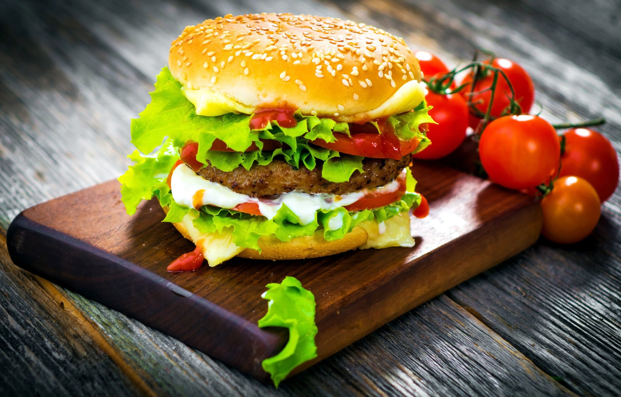 Burger with meat and tomatoes wallpaper, hamburgers, fast food, fruit, food and drink