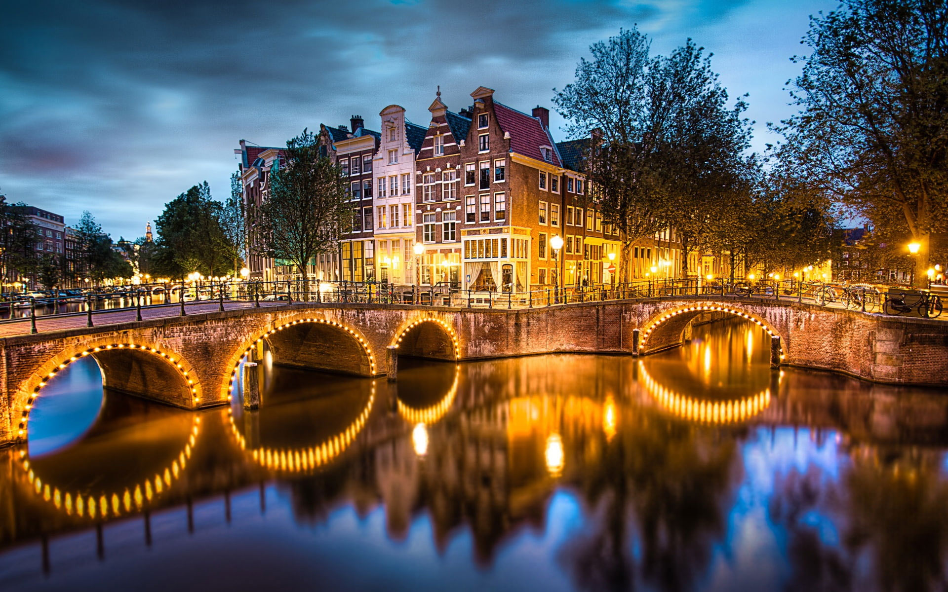 Amsterdam wallpaper, Nederland, city, evening, lights, river, bridge, houses, trees