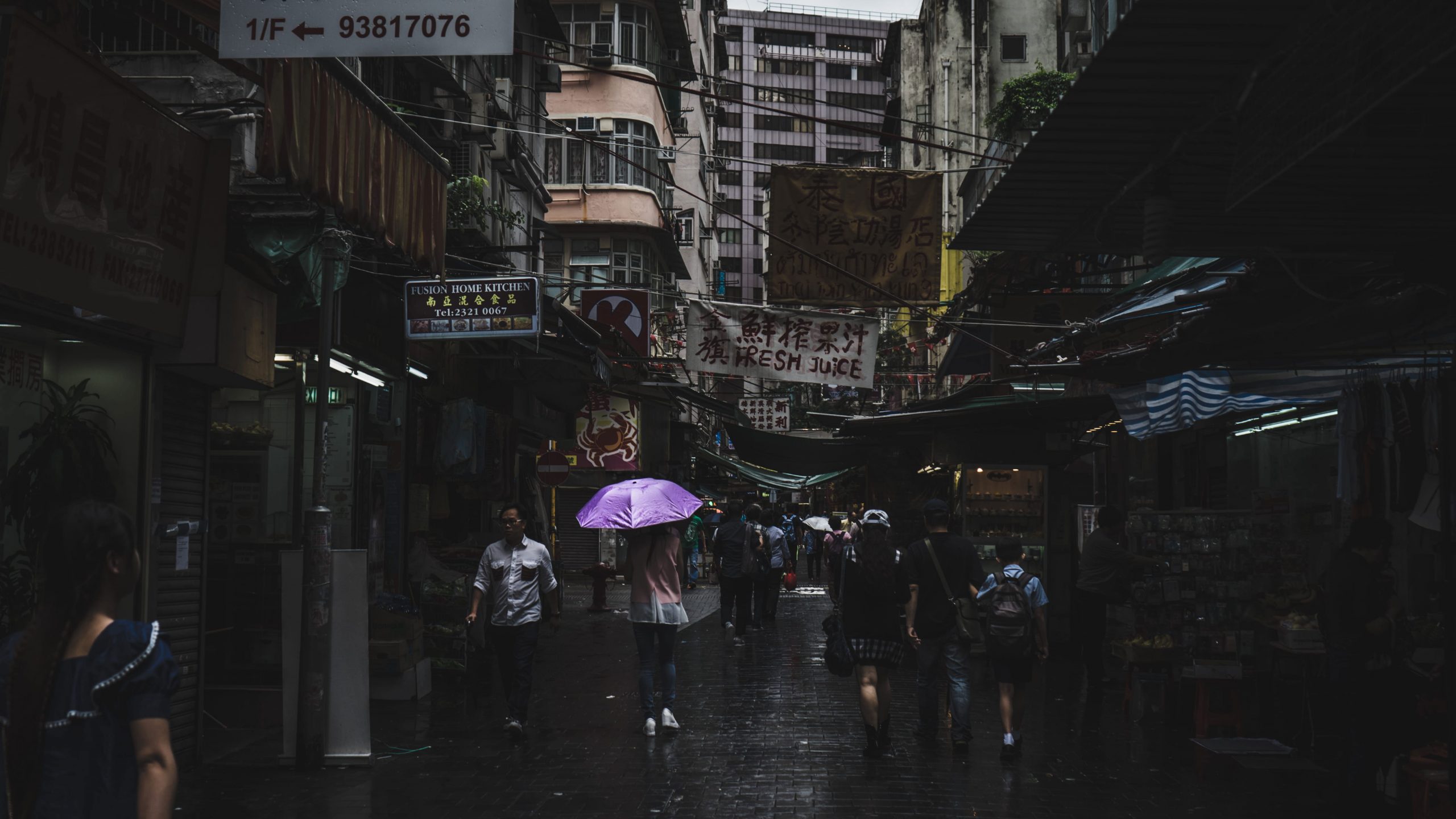 Photography of people walk during rain wallpaper