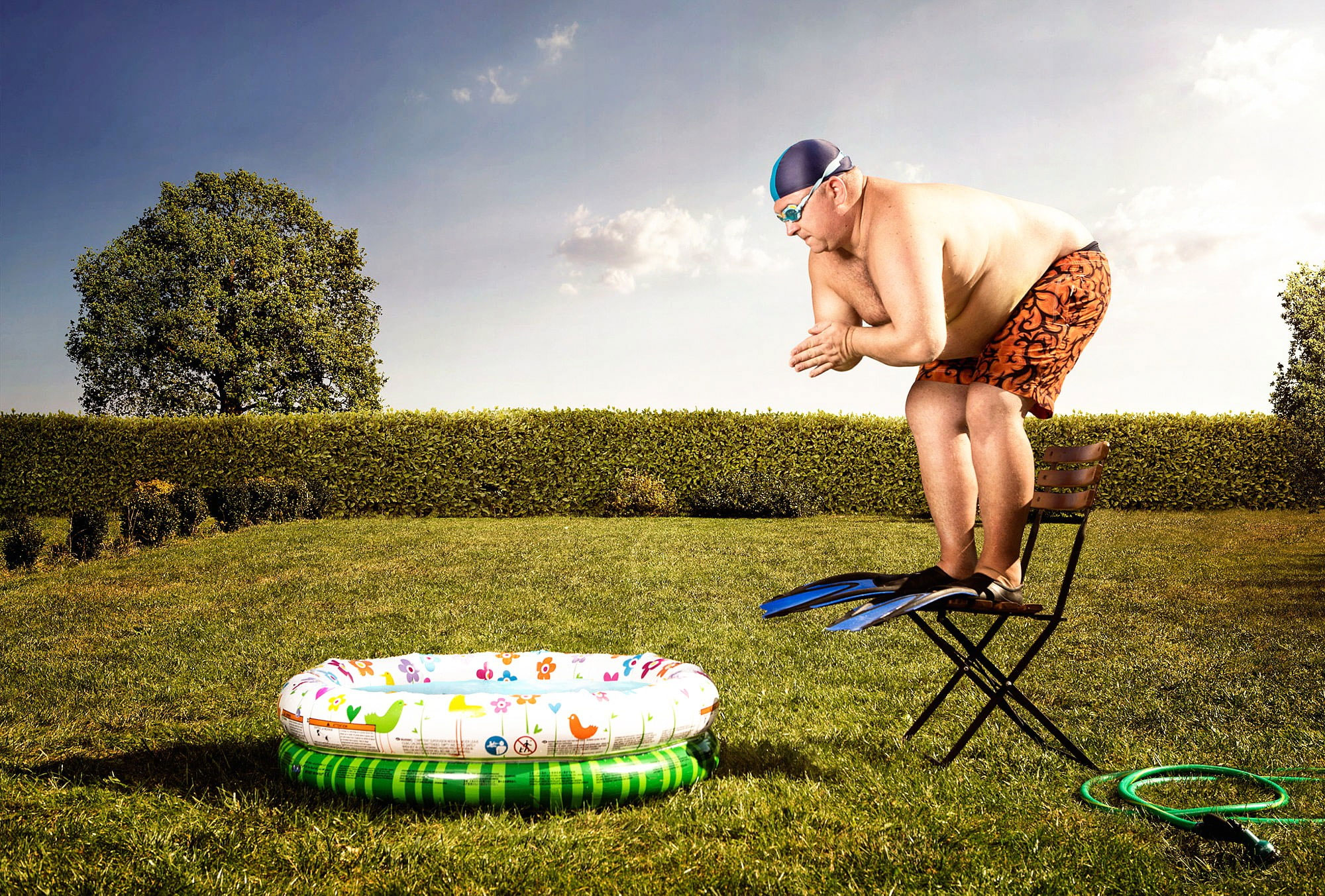Funny man jumping in pool wallpaper, flippers