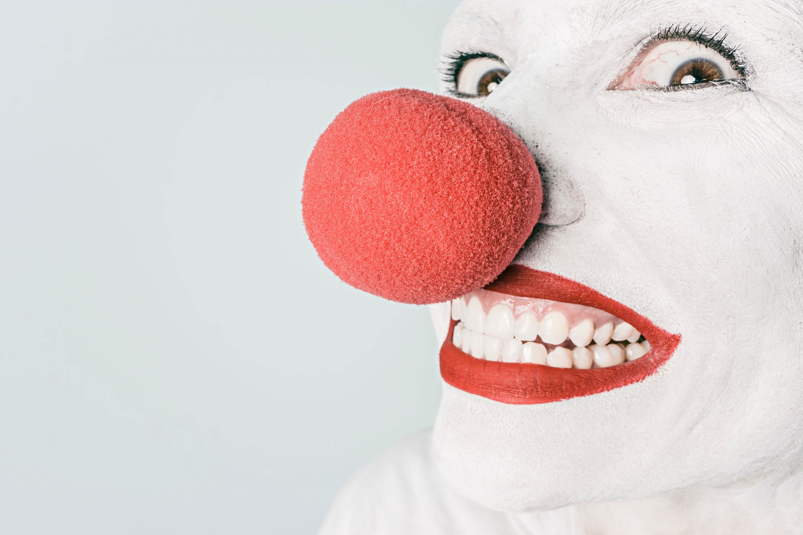 Wallpaper Smiling Person With Pink Lipstick And Red Nose
