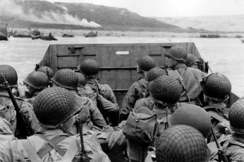 Wallpaper American Troops Approaching Omaha Beach On Normal