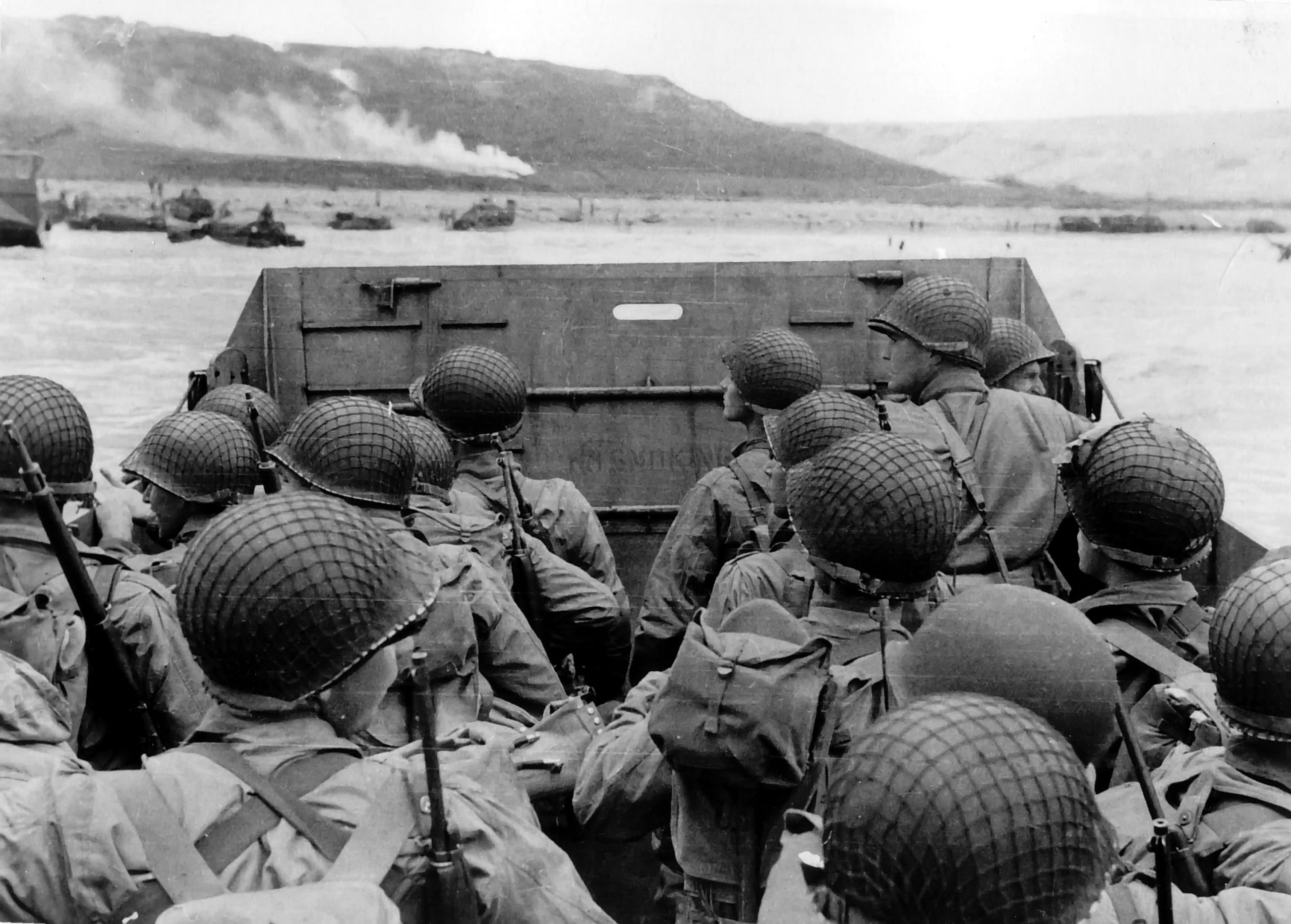Wallpaper American Troops Approaching Omaha Beach On Normal