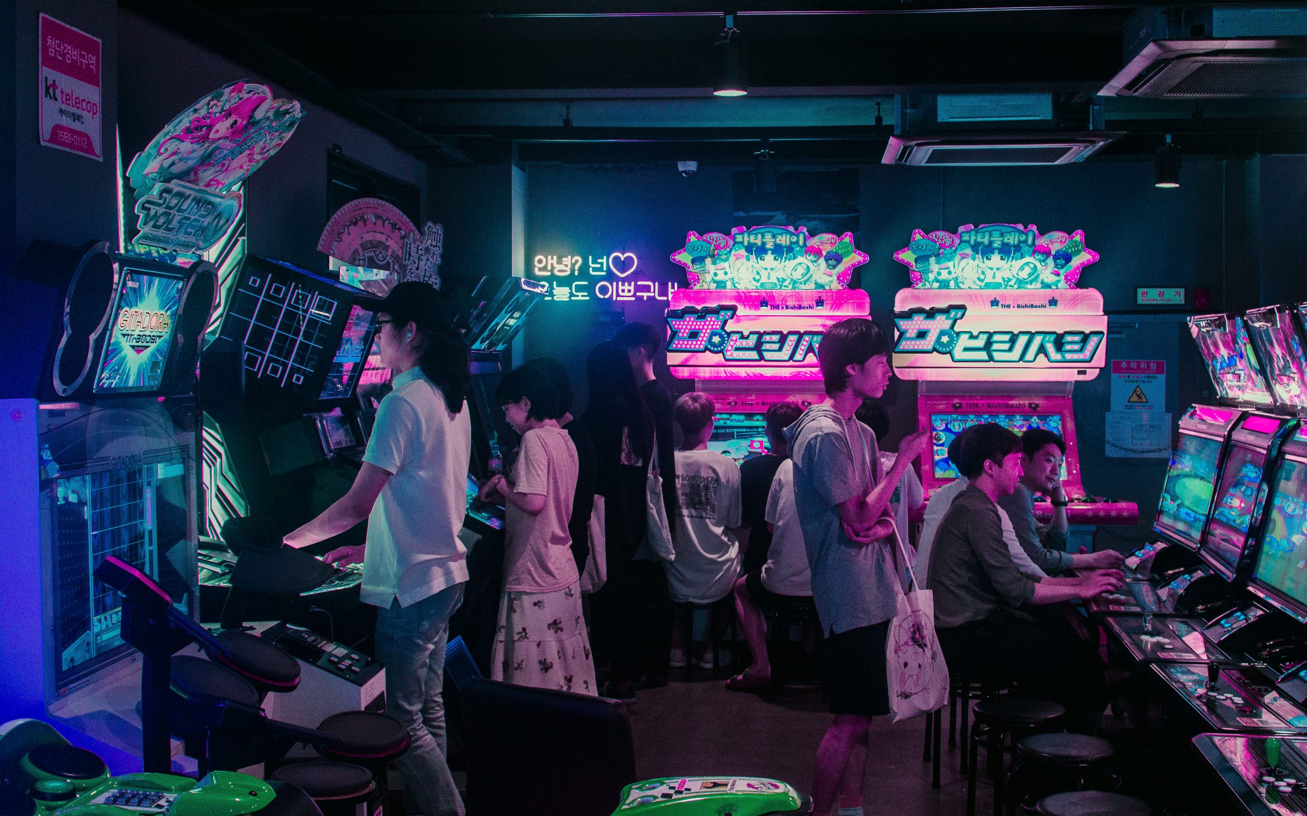 Wallpaper People Playing Arcade Games, Seoul, Korea, Neon