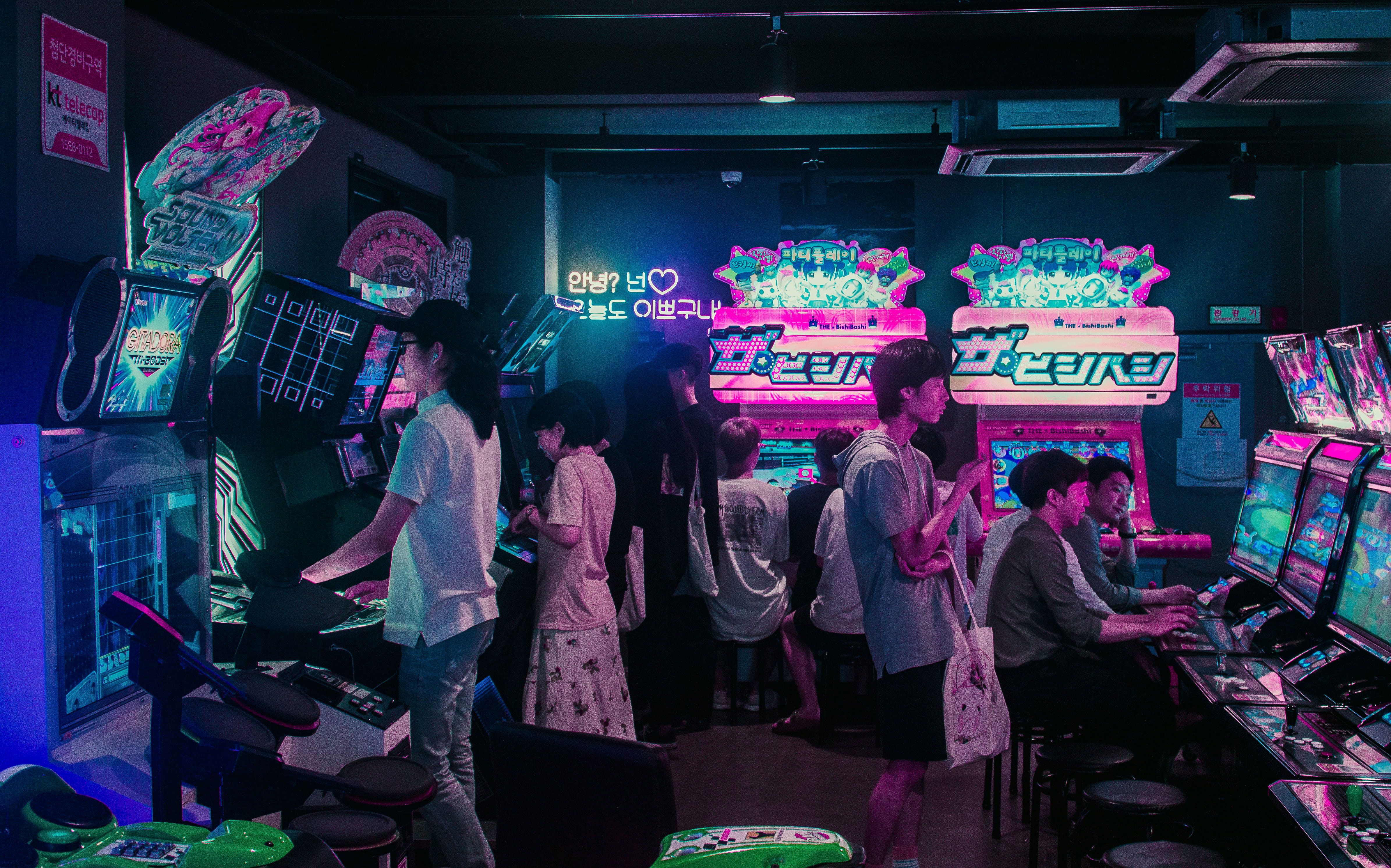 Wallpaper People Playing Arcade Games, Seoul, Korea, Neon, Korea, Neon